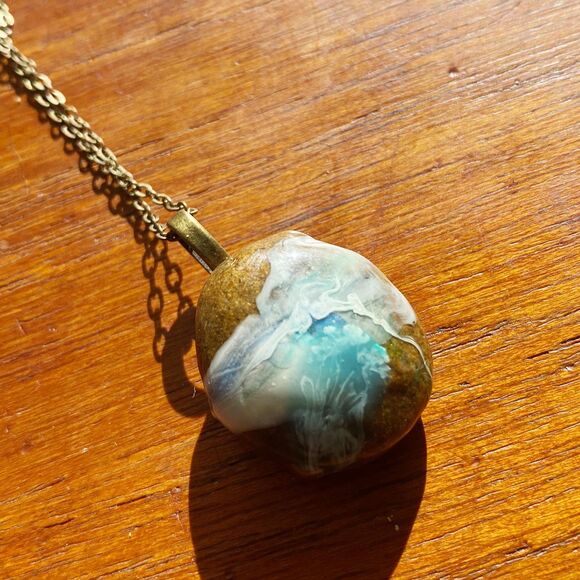 Round Rock with Ocean Water Wave Design Antique Bronze Plated 22 in Chain - Picture 4 of 6